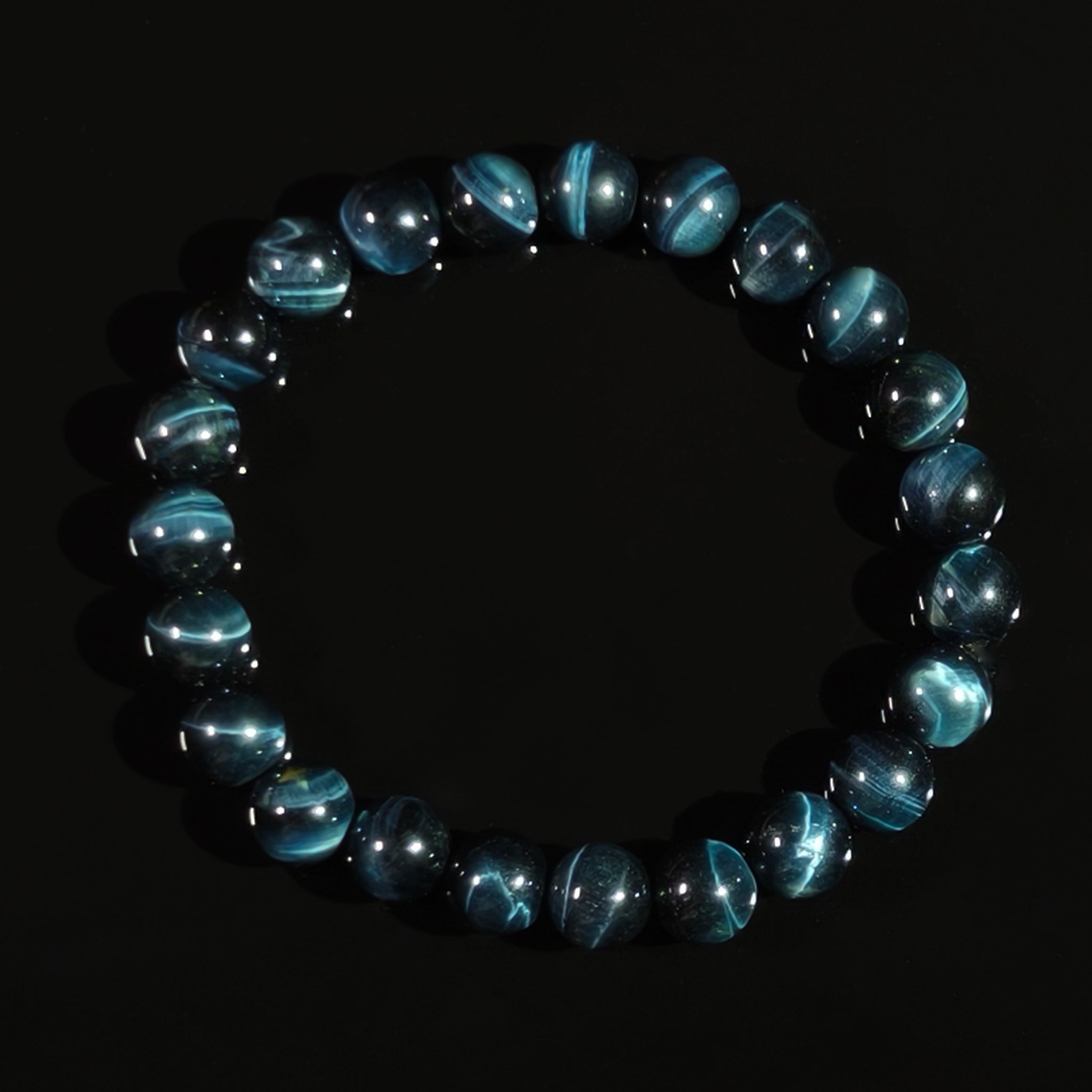 Blue Tiger’s Eye round bead bracelet with natural cat’s eye effect and deep blue shine.